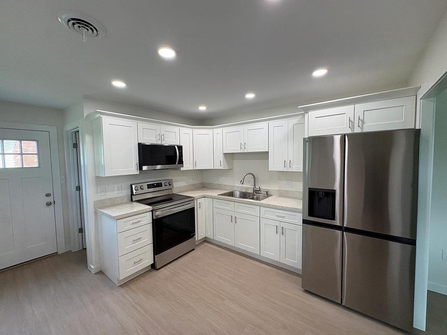 3 bed, 896 sqft, $1,450 — Photo 2