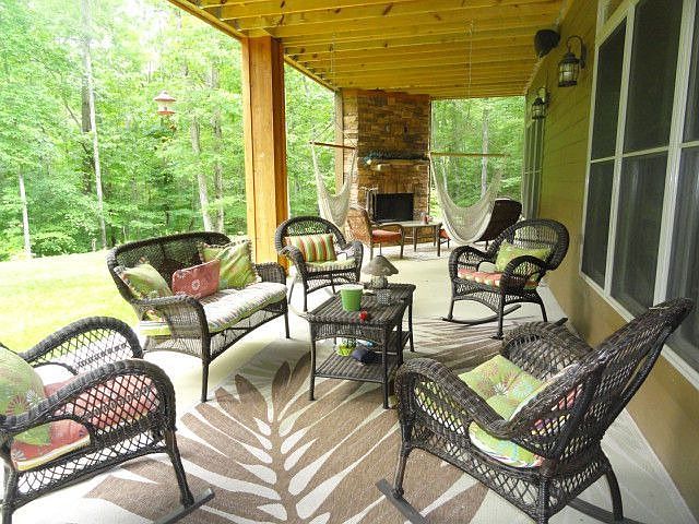 Covered porch in basment 