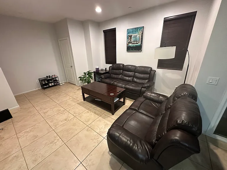 315 Royal Gln — Photo 4