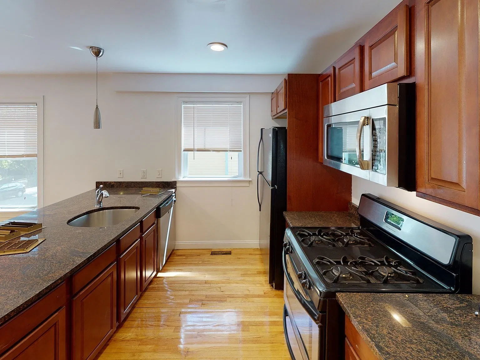 4 bed, 3.0 bath, 9999 sqft, $6,850 — Photo 2