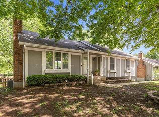 12833 S Seminole Dr, Olathe, KS 66062