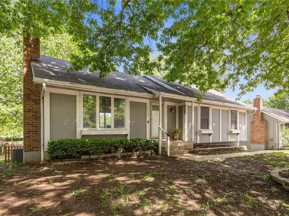 12833 S Seminole Dr, Olathe, KS 66062