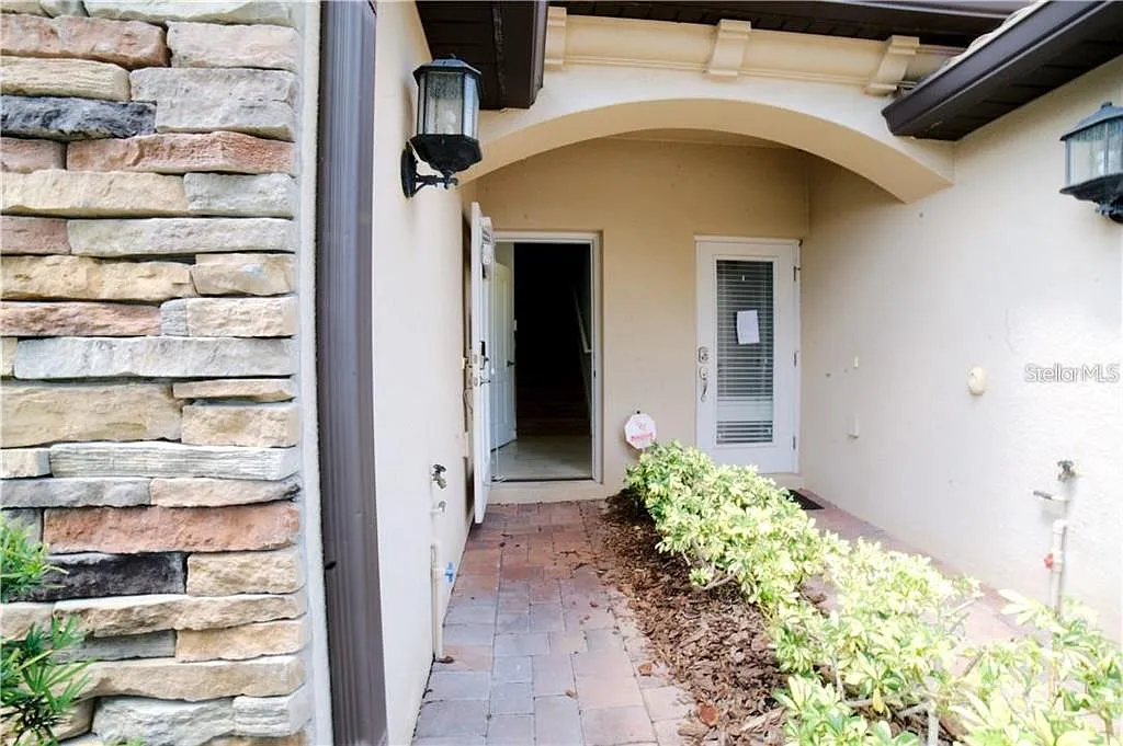 3 bed, 2.0 bath, 1854 sqft, $2,100 — Photo 2