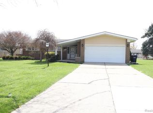 11114 Greendale Dr, Sterling Heights, MI 48312