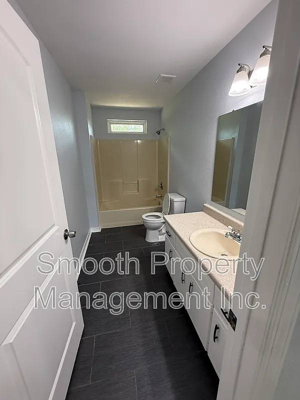 4 bed, 2.0 bath, 2500 sqft, $2,200 — Photo 4
