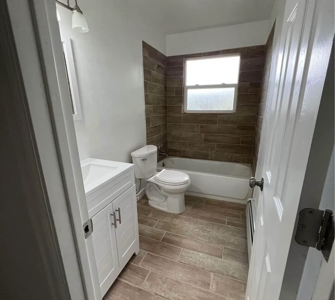 3 bed, 900 sqft, $1,700 — Photo 2