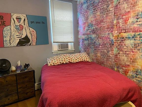 4th image of 437 W Saint James Pl APT 1