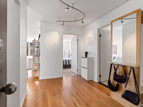 2nd image of 525 W Hawthorne Pl APT 1007