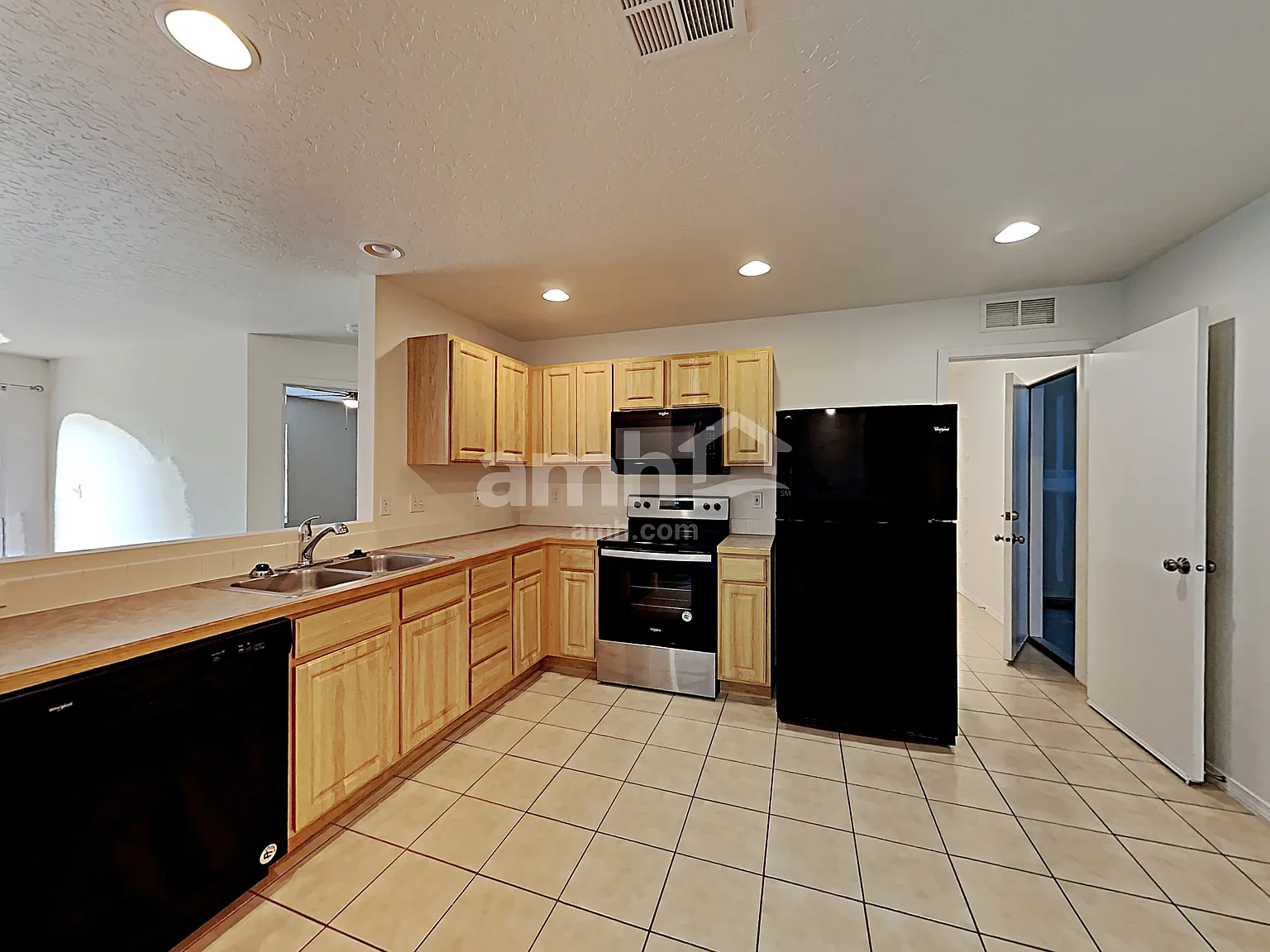 3 bed, 2.0 bath, 1216 sqft, $2,210 — Photo 3