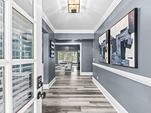 5th image of 204 Broadlands Dr