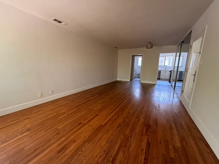 3138 S Barrington Ave #I — Photo 5