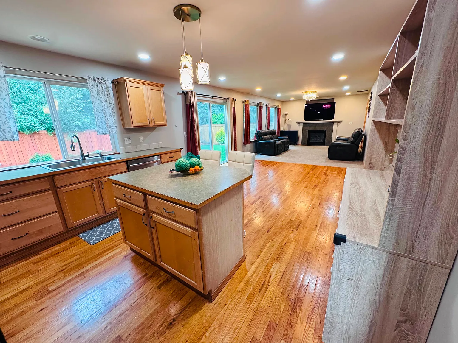 4 bed, 2.5 bath, 2200 sqft, $3,495 — Photo 2