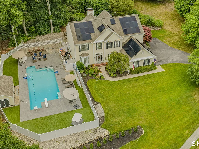 11 Windrose Dr — Photo 38