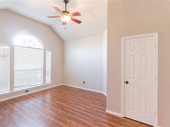 5th image of 305 Carriage Ln