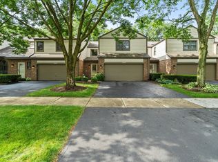 23W505 Green Trails Dr, Naperville, IL 60540