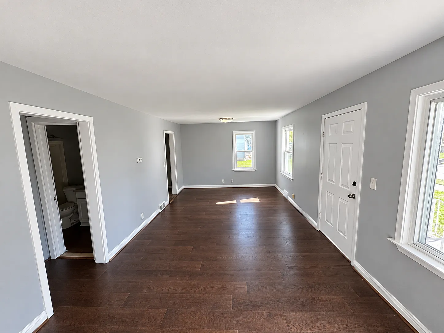 3 bed, 913 sqft, $1,649 — Photo 2