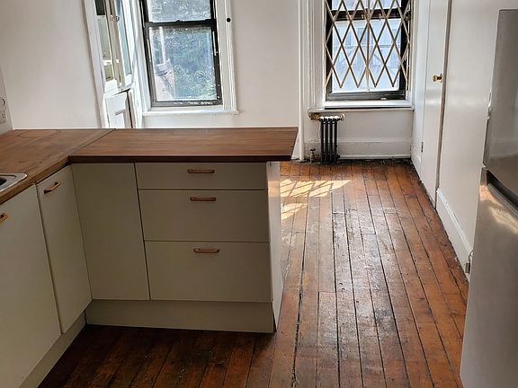 3rd image of 524 E 6th St APT 5