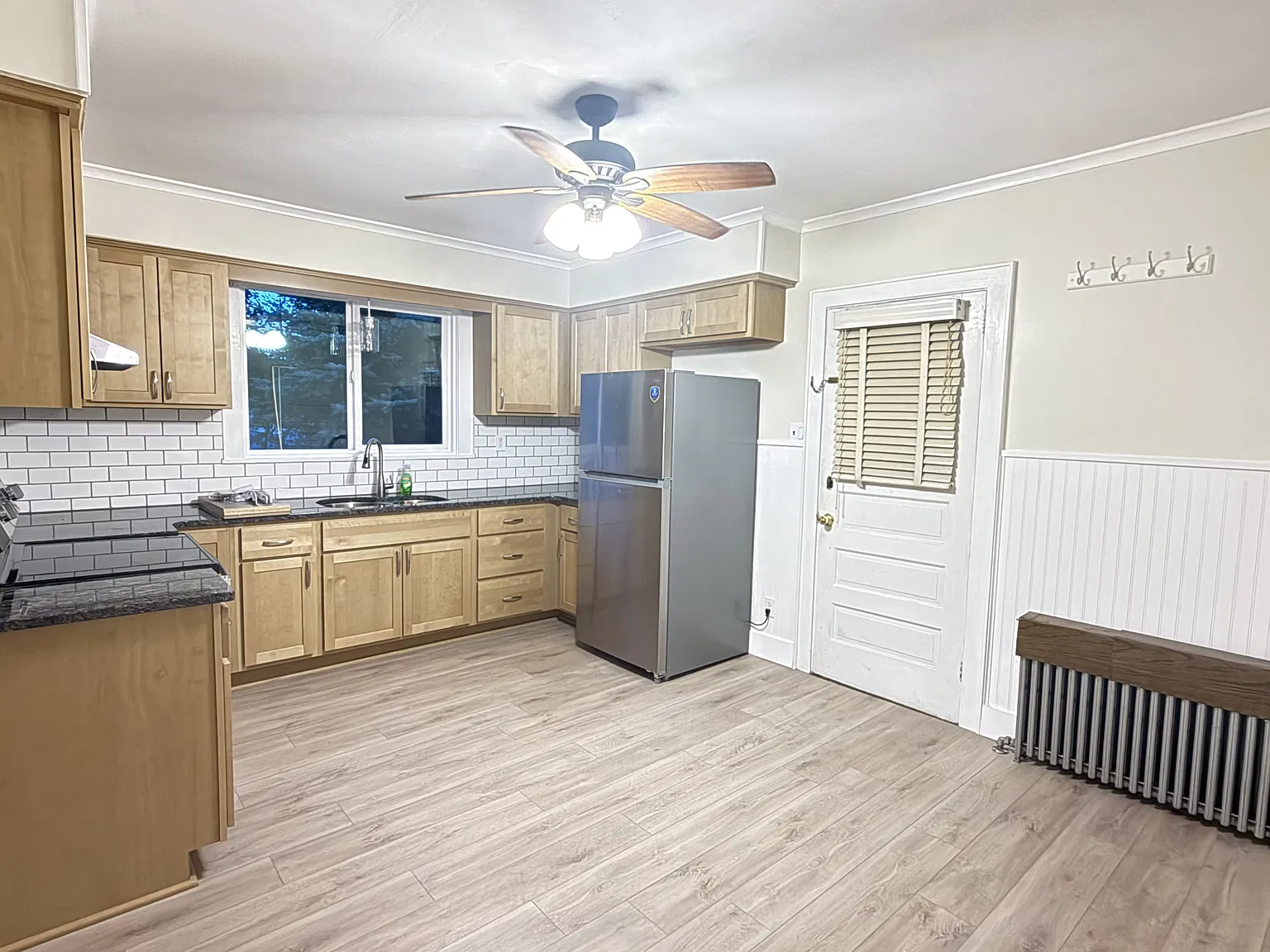 3 bed, 1.5 bath, 1200 sqft, $1,900 — Photo 4