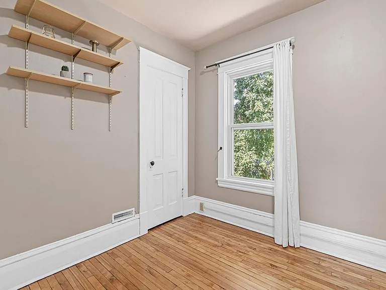 1002 Oxford St N — Photo 21