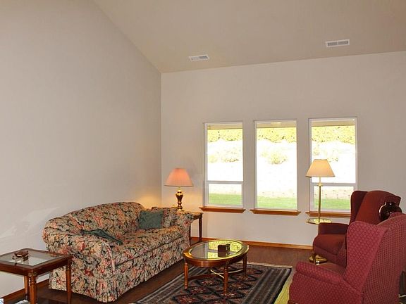 3rd image of 182 Bear Dr