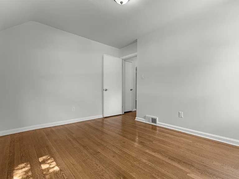 21311 Outer Dr — Photo 17