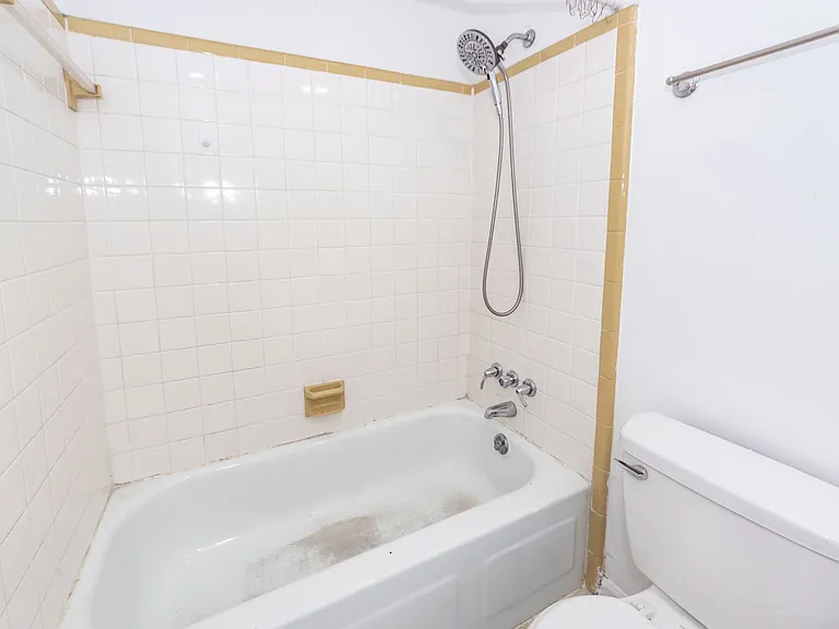 107 Greenhurst Ave — Photo 22