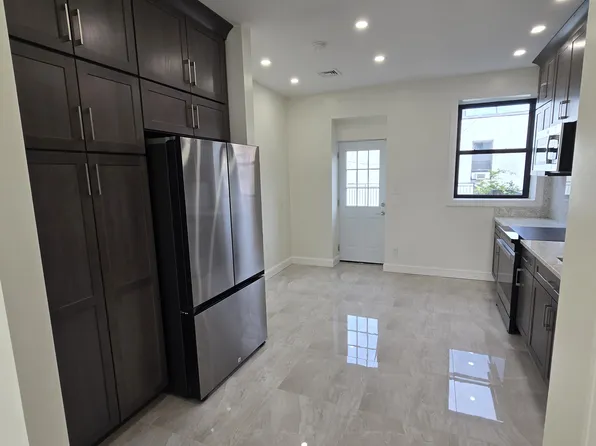 72 Van Dyke Street image 15 of 17