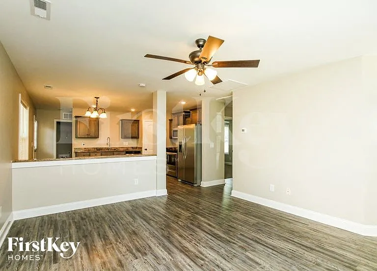 96 Peachtree Ave NW — Photo 4