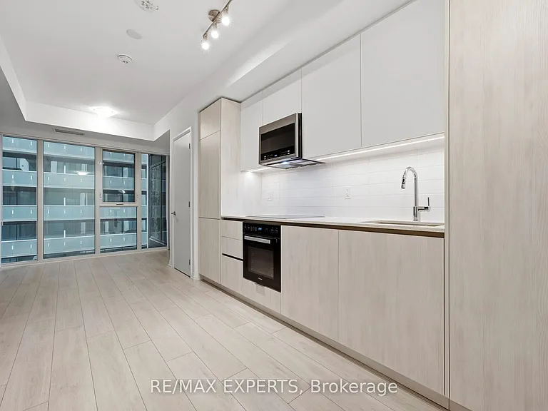 400 King St W #1028 — Photo 6