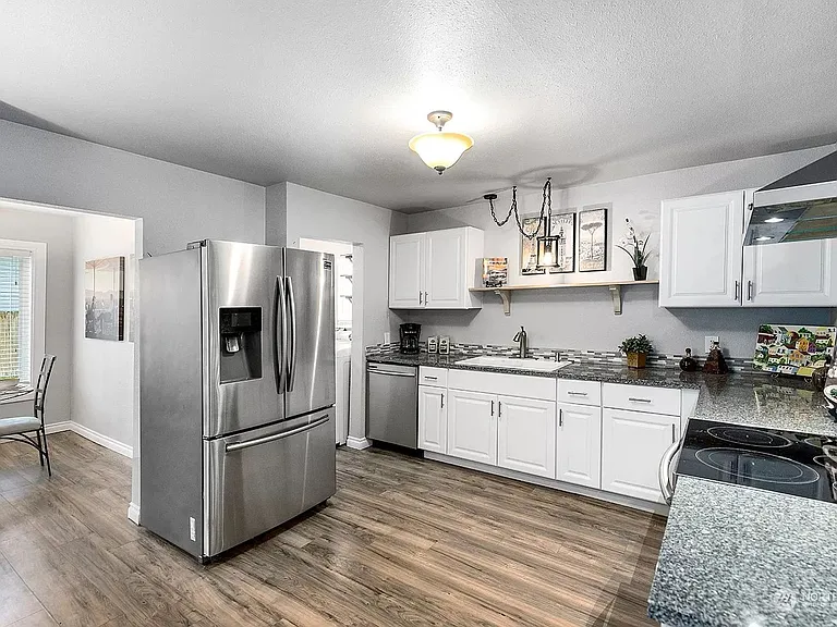 2127 S Ainsworth Ave — Photo 8