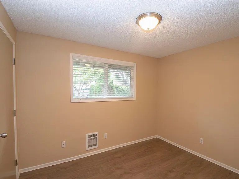 2204 E 35th St — Photo 11