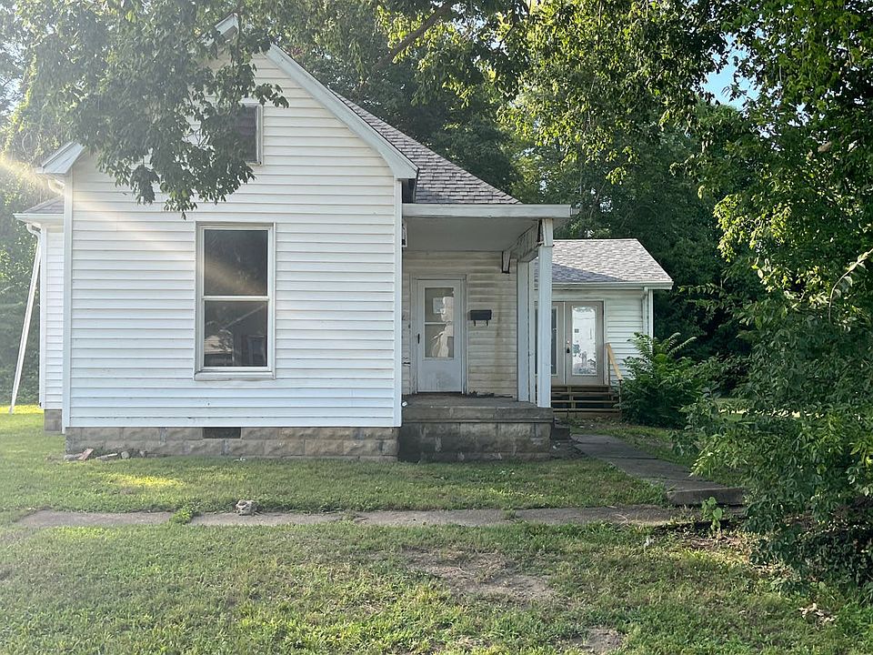 1st image of 902 W 4th St