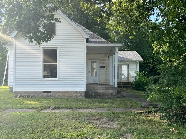 902 W 4th St, Mount Carmel, IL 62863