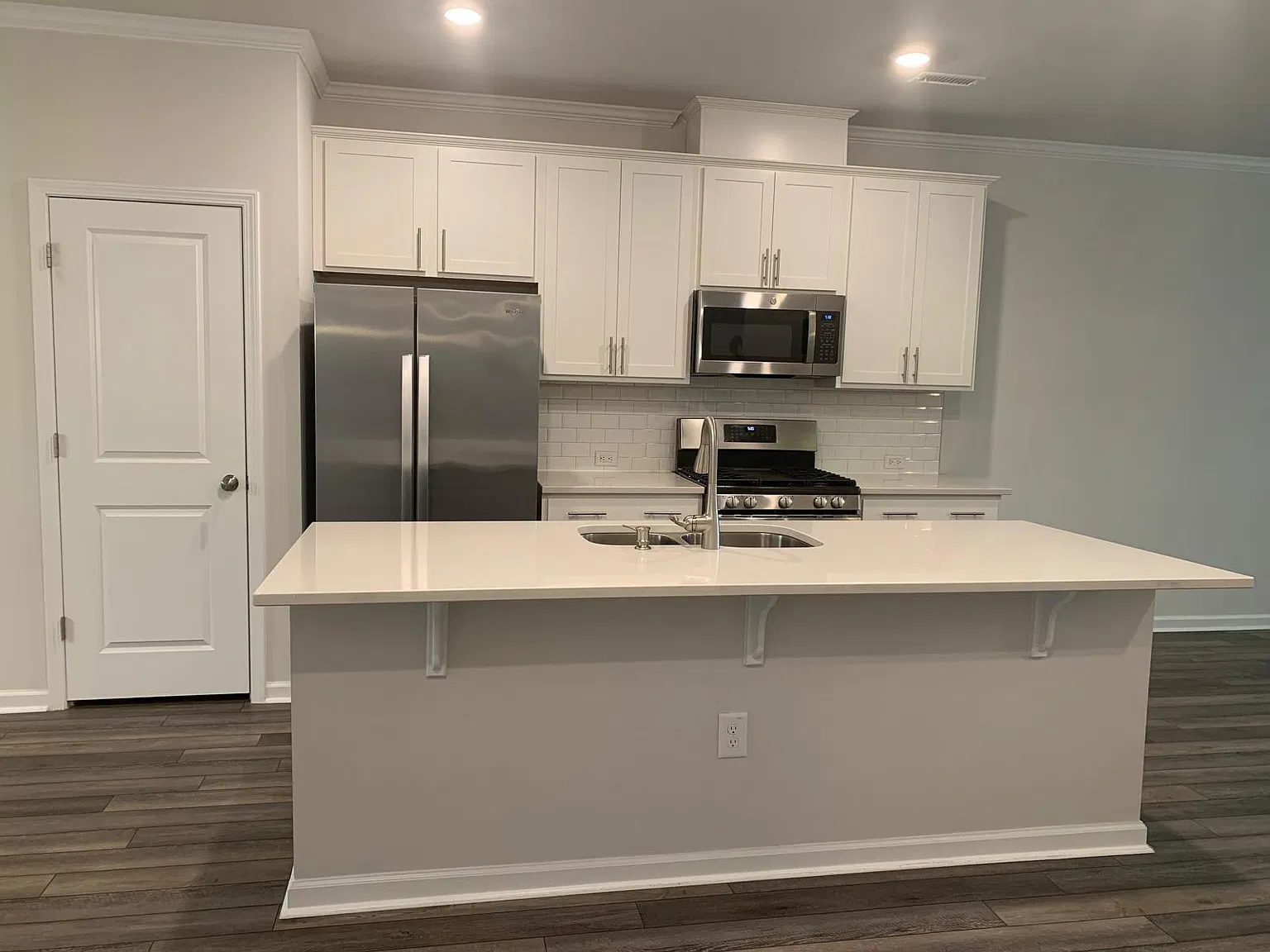 3 bed, 3.5 bath, 1682 sqft, $2,050 — Photo 2