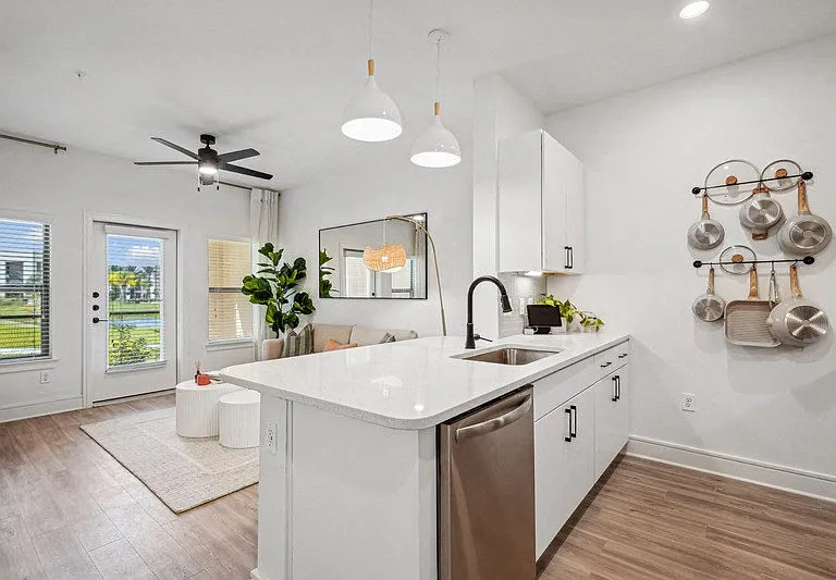 Tropia Luxury Apartments — Photo 40
