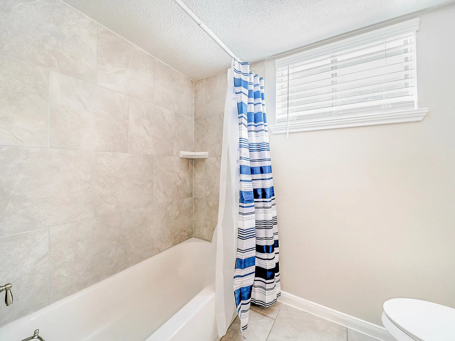 4 bed, 2.0 bath, 1300 sqft, $728 — Photo 3