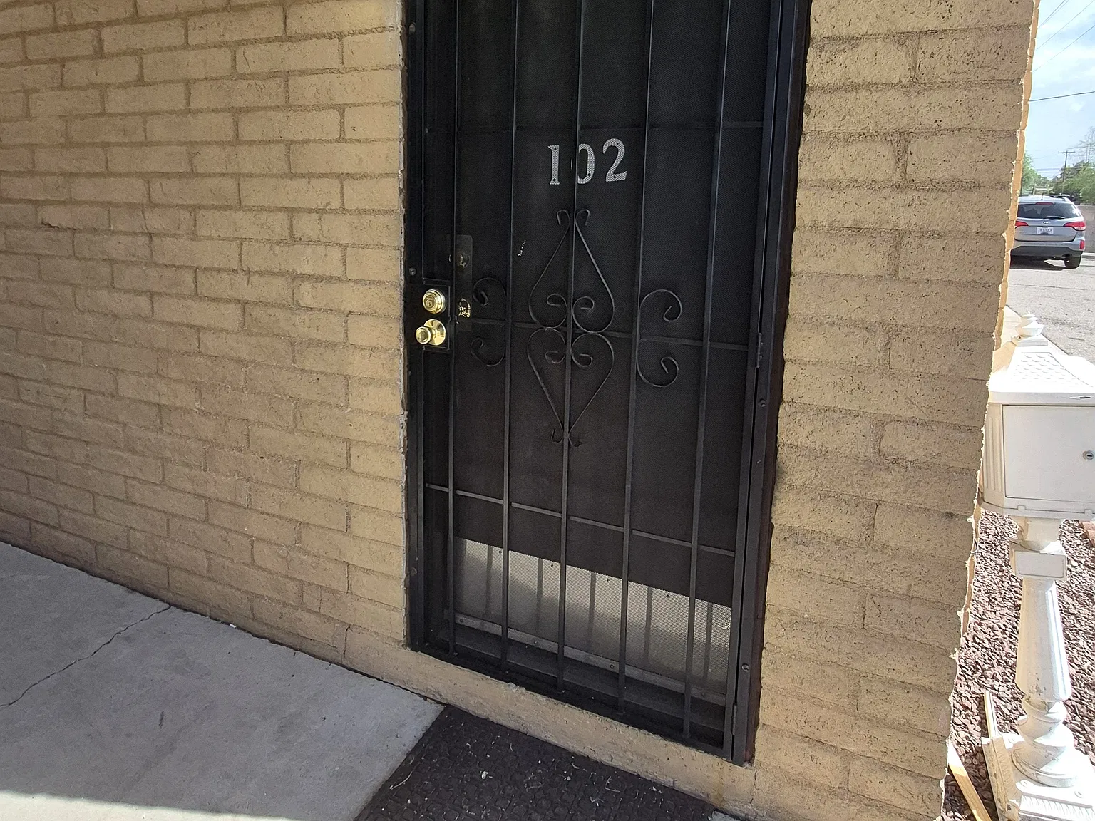 3742 North Fairview Avenue - 102 — Photo 1