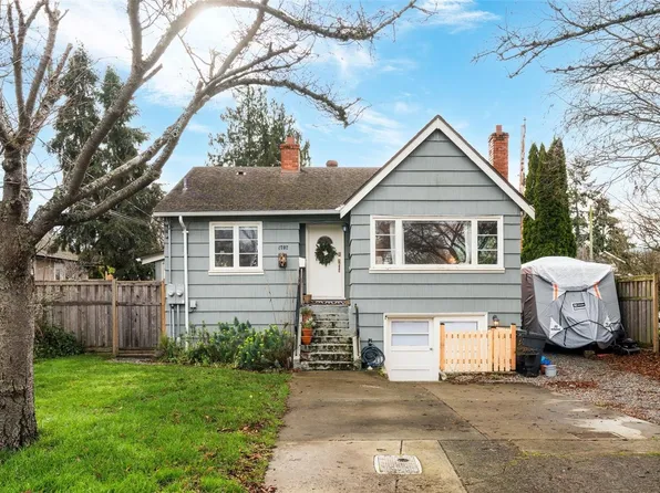 1707 Albert Ave, Victoria, BC V8R 1Y9