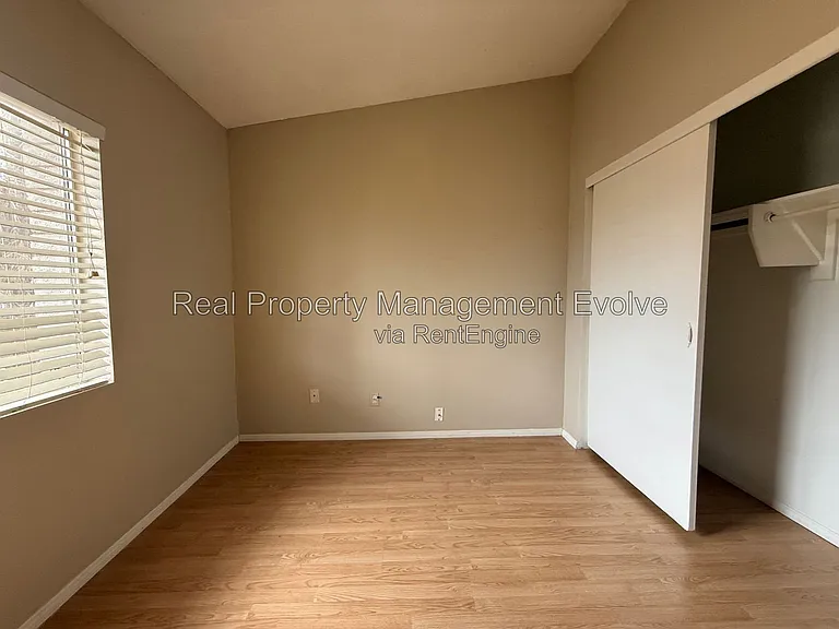 513 E Wickieup Ln — Photo 13