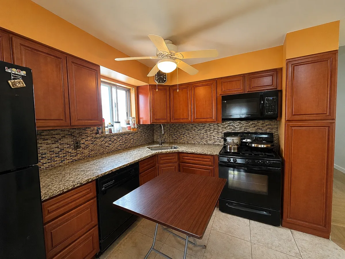 Building Photo - 379 Brookfield Ave #2