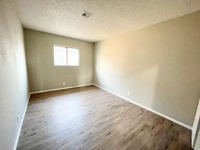 1400 Henry Dr — Photo 11
