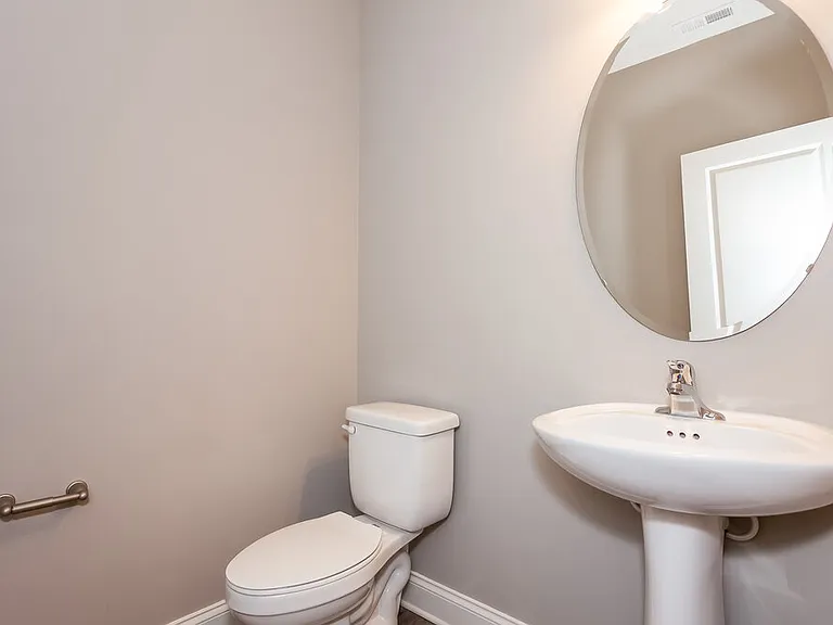 421 Breezewood Dr — Photo 16