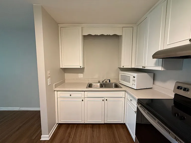 Executive House Apartments — Photo 32
