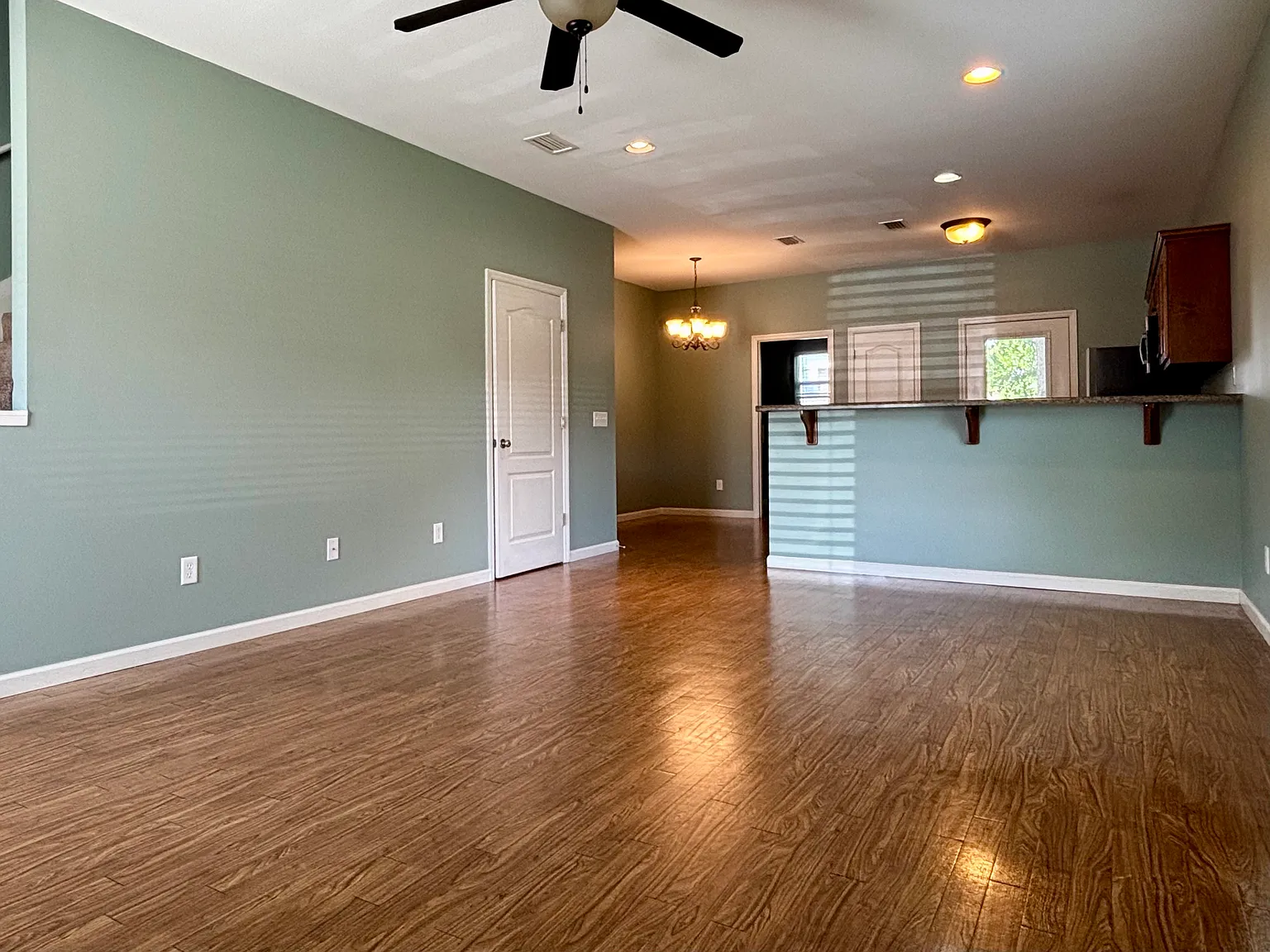3 bed, 2.5 bath, 1350 sqft, $1,575 — Photo 2