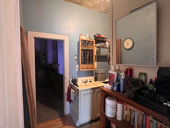 5th image of 910 W Marion St