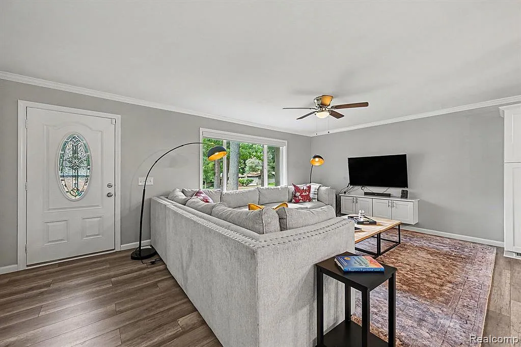 4 bed, 2.0 bath, 3074 sqft, $4,000 — Photo 4