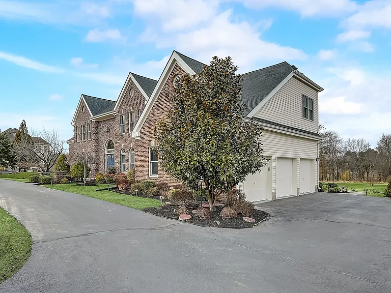 19 Cheyenne Dr — Photo 2