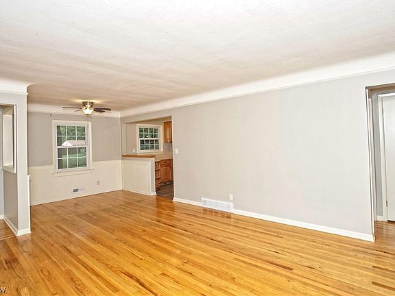 3rd image of 29416 Fairway Blvd