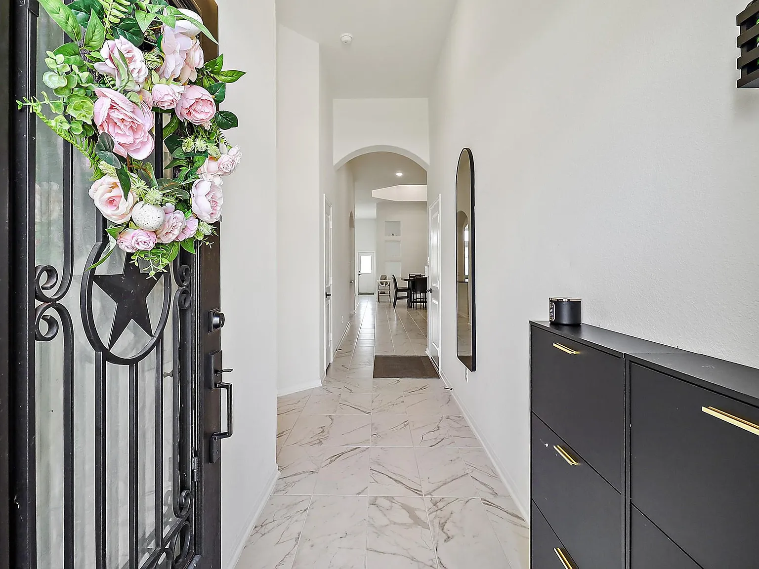 4 bed, 2.0 bath, 2388 sqft, $2,700 — Photo 3