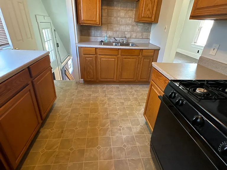 639 Broadway St E — Photo 8